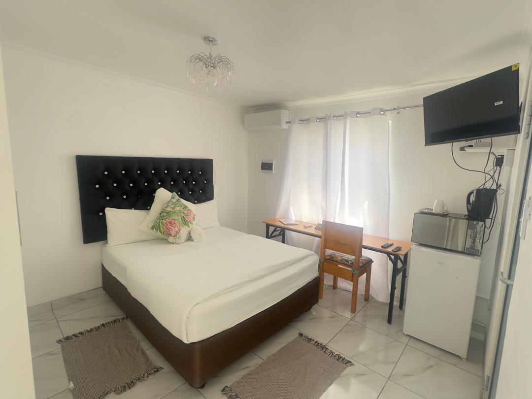 Comfort Room at Tse Yaa Kuku with white linen and ensuite bathroom